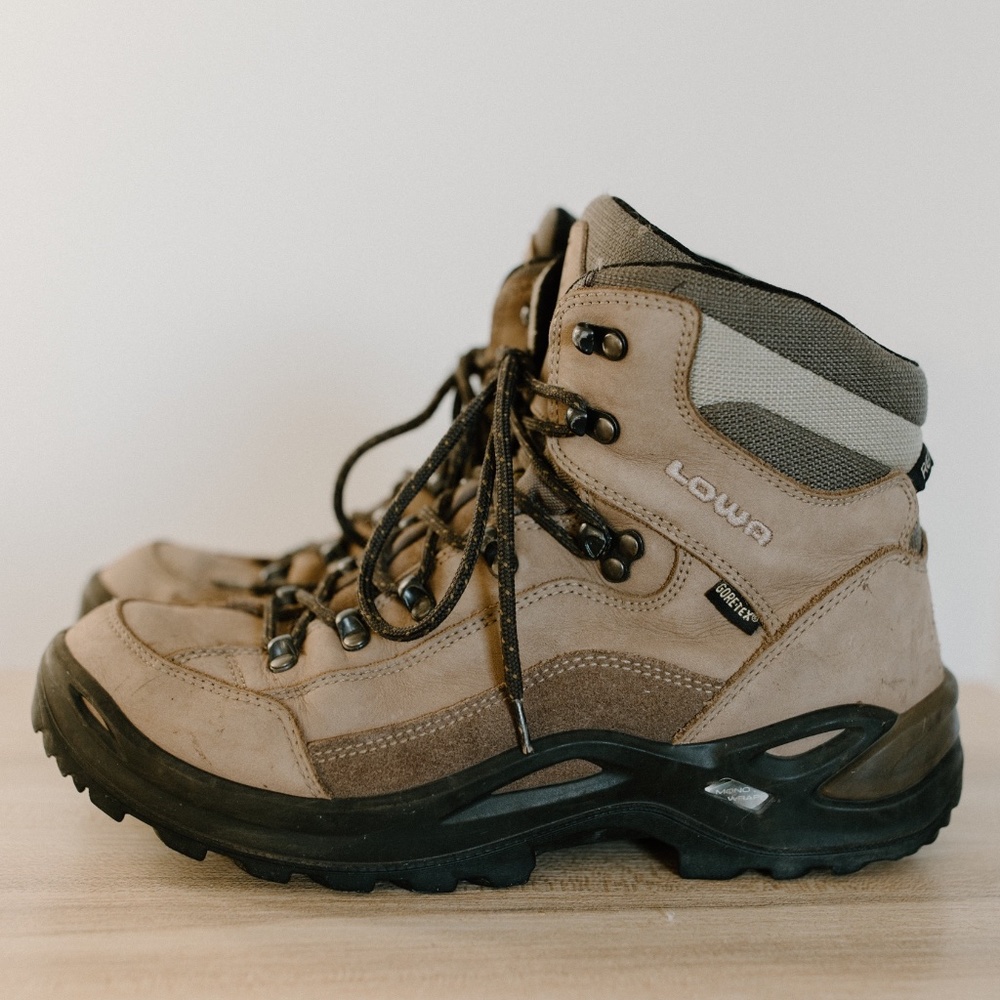 Women's 9.5 Wide Lowa Renegade GTX Mids
